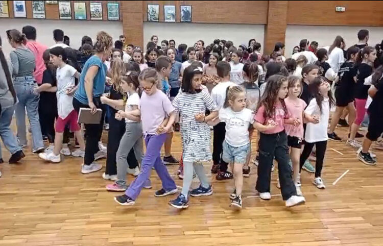 Στιγμιότυπο από τις πρόβες των παιδιών και των εφήβων (φωτ.: Facebook / Όμιλος Ποντίων Χορευτών Καβάλας)