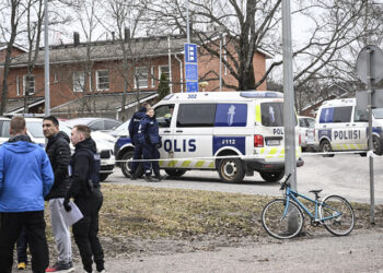 Οι αστυνομικοί έχουν αποκλείσει το σχολείο στην πόλη Βάντα της Φινλανδίας (φωτ.: EPA / Kimmo Brandt)
