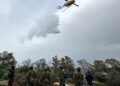 Πυροσβεστικό ελικόπτερο και πυροσβέστες με τη συνδρομή στρατιωτών επιχειρούν για την κατάσβεση πυρκαγιάς που εκδηλώθηκε κοντά στον Ναύσταθμο Χανίων (φωτ.: ΑΠΕ-ΜΠΕ / Πέτρος Παττακός)