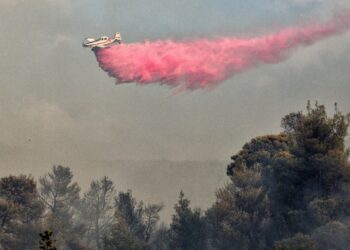 Αεροπλάνο επιχειρεί σε δασική πυρκαγιά στο Κατακάλι Κορινθίας (φωτ. αρχείου: EUROKINISSI/Βασίλης Ψωμάς)