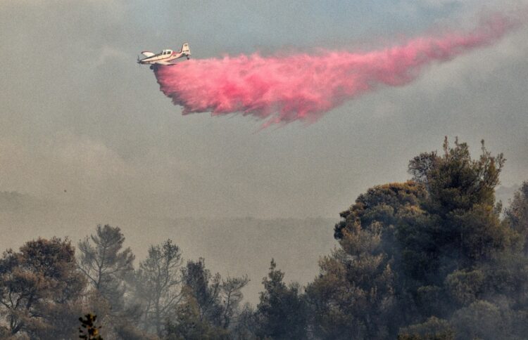 Αεροπλάνο επιχειρεί σε δασική πυρκαγιά στο Κατακάλι Κορινθίας (φωτ. αρχείου: EUROKINISSI/Βασίλης Ψωμάς)