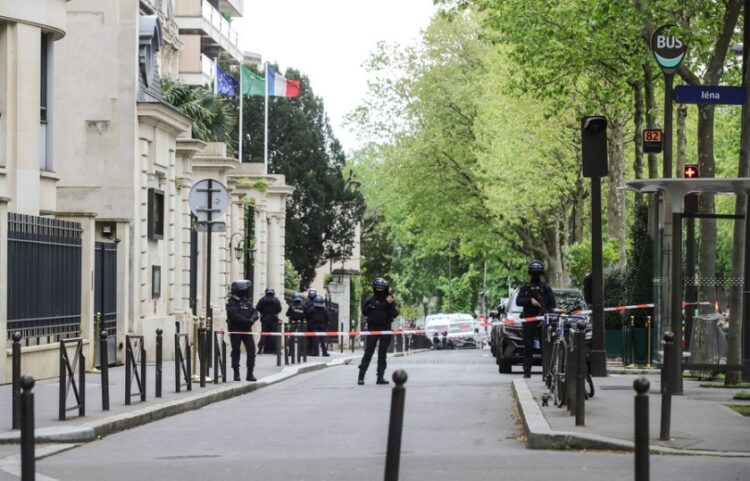 Αστυνομικοί αποκλείουν την περιοχή γύρω από την πρεσβεία του Ιράν στο Παρίσι (φωτ.: EPA/Teresa Suarez)