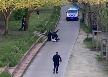 Γάλλοι αστυνομικοί πάνω από τον νεκρό δράστη της επίθεσης στο Μπορντό (πηγή: Χ)