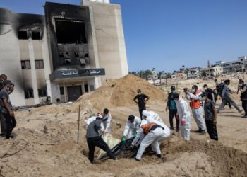 Μέλη της Παλαιστινιακής Πολιτικής Άμυνας ανασύρουν 50 σορούς από έναν μαζικό τάφο στο νοσοκομείο Νασέρ, στην Χαν Γιουνίς, στη Γάζα (φωτ.: EPA/Haitham Imad)