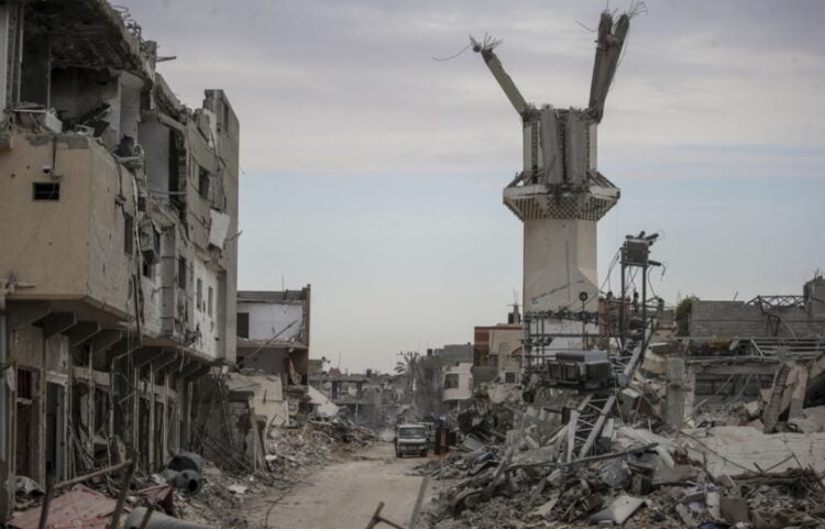 Ερείπια σπιτιών στη Χαν Γιουνίς, στη νότια Γάζα, μετά από ισραηλινή επιδρομή. Δεξιά διακρίνεται ένας κατεστραμμένος μιναρές, ο οποίος έχει ανοίξει διάπλατα από τον βομβαρδισμό (φωτ.: EPA/Mohammed Saber)