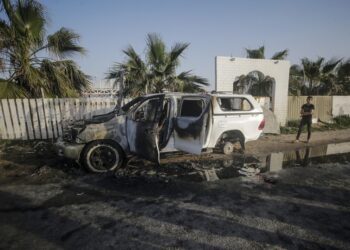 Ένα από τα κατεστραμμένα αυτοκίνητα της ΜΚΟ World Central Kitchen, το οποίο χτυπήθηκε από τον ισραηλινό στρατό, παρασέρνοντας στο θάνατο επτά εργαζόμενους (φωτ.: EPA/Mohammed Saber)
