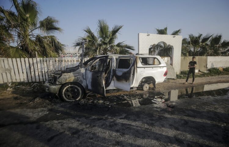 Ένα από τα κατεστραμμένα αυτοκίνητα της ΜΚΟ World Central Kitchen, το οποίο χτυπήθηκε από τον ισραηλινό στρατό, παρασέρνοντας στο θάνατο επτά εργαζόμενους (φωτ.: EPA/Mohammed Saber)