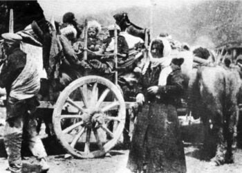 Αρμένιοι φορτώνουν τα υπάρχοντα και τα παιδιά τους σε κάρα για να εγκαταλείψουν τα σπίτια τους (φωτ.: armeniangenocide100.gr)