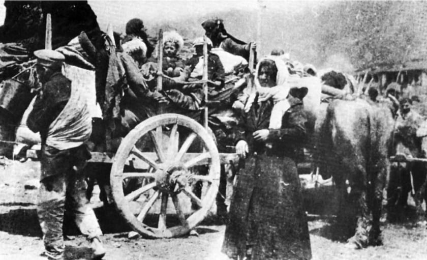 Αρμένιοι φορτώνουν τα υπάρχοντα και τα παιδιά τους σε κάρα για να εγκαταλείψουν τα σπίτια τους (φωτ.: armeniangenocide100.gr)