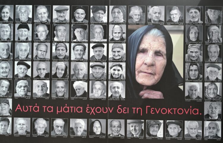 Φωτογραφική εγκατάσταση της Αρμενικής Εθνικής Επιτροπής Ελλάδος στο Σύνταγμα, για την Ημέρα Μνήμης της Γενοκτονίας (φωτ.: EUROKINISSI/Τατιάνα Μπόλαρη)