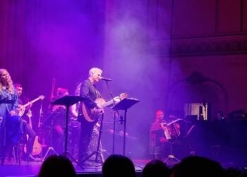 Στιγμιότυπο από τη συναυλία του Γιώργου Νταλάρα στην Κωνσταντινούπολη (φωτ.: ΑΠΕ-ΜΠΕ)