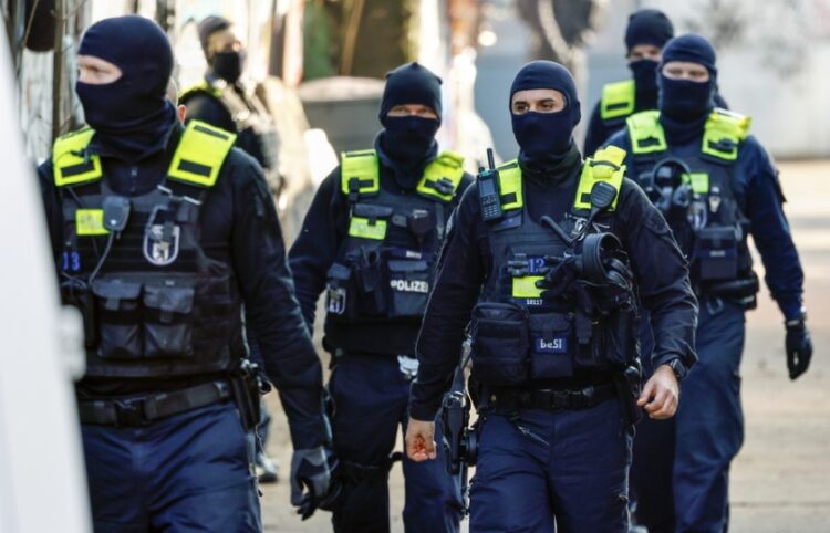 Μέλη των ειδικών δυνάμεων της γερμανικής αστυνομίας στη διάρκεια επιχείρησης στο Βερολίνο (φωτ. αρχείου: EPA/Hannibal Hanschke)