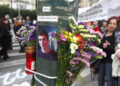 Φωτογραφία του Ιάσονα Λαλαούνη και λουλούδια σε κολόνα έξω από την είσοδο της Βουλής επί της Β. Σοφίας (φωτ.: EUROKINISSI / Γιάννης Παναγόπουλος)