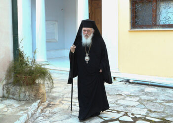 Ο Αρχιεπίσκοπος Ιερώνυμος στο προαύλιο της Μονής Πετράκη (φωτ.: Ιερά Σύνοδος / Χρήστος Μπόνης)