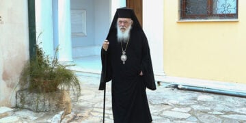 Ο Αρχιεπίσκοπος Ιερώνυμος στο προαύλιο της Μονής Πετράκη (φωτ.: Ιερά Σύνοδος / Χρήστος Μπόνης)