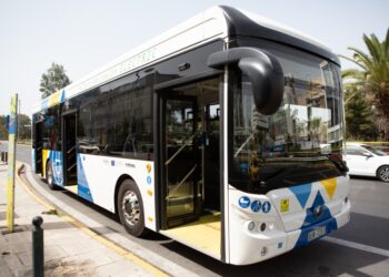 Το ένα από τα 32 ηλεκτρικά λεωφορεία που άρχισαν να κυκλοφορούν δοκιμαστικά στους δρόμους της Αθήνας (φωτ.: ΑΠΕ-ΜΠΕ)
