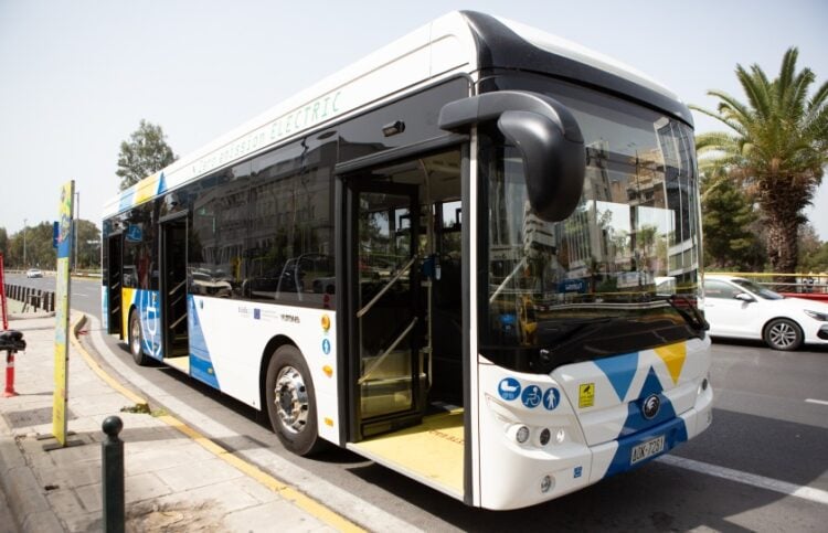 Το ένα από τα 32 ηλεκτρικά λεωφορεία που άρχισαν να κυκλοφορούν δοκιμαστικά στους δρόμους της Αθήνας (φωτ.: ΑΠΕ-ΜΠΕ)