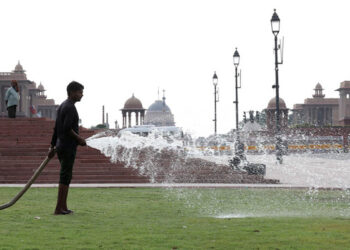 Μια προσπάθεια για ανάσα δροσιάς στο Νέο Δελχί, κατά τη διάρκεια του καύσωνα (φωτ.: EPA / Rajat Gupta)