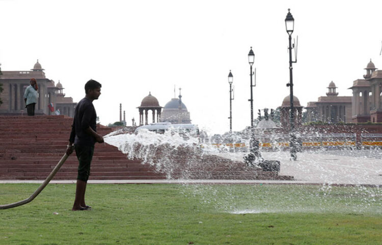 Μια προσπάθεια για ανάσα δροσιάς στο Νέο Δελχί, κατά τη διάρκεια του καύσωνα (φωτ.: EPA / Rajat Gupta)