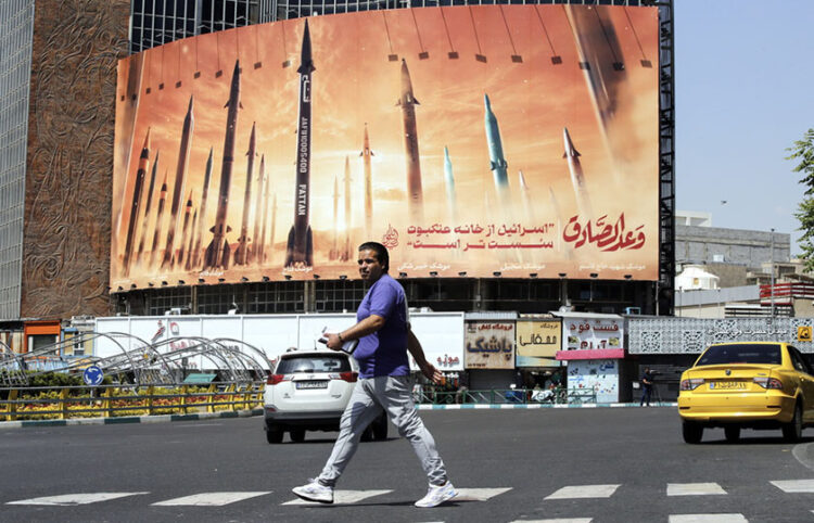 Τεχεράνη: Η υπεροπλία του Ιράν και η αντιισραηλινή προπαγάνδα «διαφημίζονται» παντού (Φωτ.: EPA / Abedin Taherkenareh)