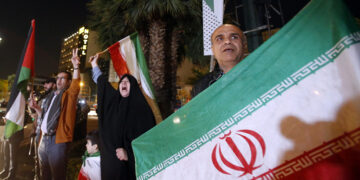 Ιρανοί πανηγυρίζουν την επίθεση της χώρας τους κατά του Ισραήλ (φωτ.: EPA / Abedin Taherkenareh)~