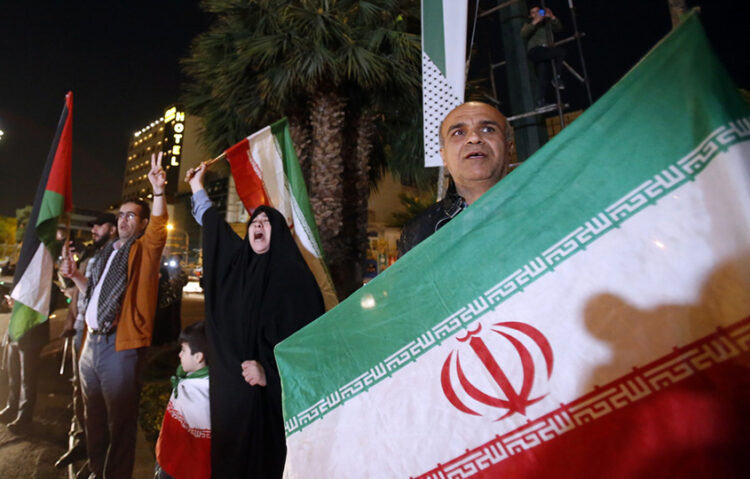 Ιρανοί πανηγυρίζουν την επίθεση της χώρας τους κατά του Ισραήλ (φωτ.: EPA / Abedin Taherkenareh)~