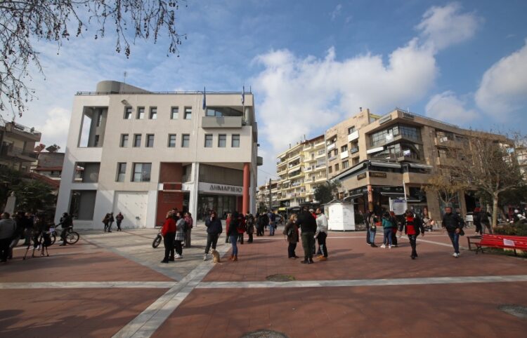 Πολίτες στην πλατεία μπροστά από το δημαρχείο Κορδελιού-Ευόσμου (φωτ.: ΜΟΤΙΟΝΤΕΑΜ/Βασίλης Βερβερίδης)
