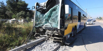 Το λεωφορείο του ΟΑΣΑ που έπεσε στην κολόνα (φωτ.: EUROKINISSI / Γιάννης Παναγόπουλος)