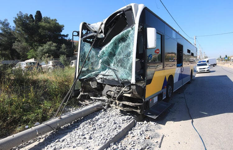 Το λεωφορείο του ΟΑΣΑ που έπεσε στην κολόνα (φωτ.: EUROKINISSI / Γιάννης Παναγόπουλος)