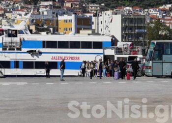 Τούρκοι τουρίστες αποβιβάζονται στο λιμάνι της Μυτιλήνης (φωτ.: stonisi.gr)