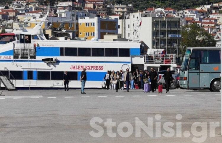 Τούρκοι τουρίστες αποβιβάζονται στο λιμάνι της Μυτιλήνης (φωτ.: stonisi.gr)
