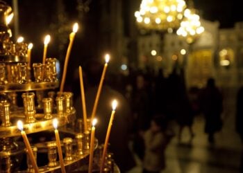 Κεριά στο μανουάλι εκκλησίας (φωτ. αρχείου: EUROKINISSI/Κώστας Μάντζιαρης)
