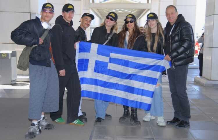 Η Μαρίνα Σάττι με την ομάδα της στο αεροδρόμιο λίγο πριν αναχωρήσει για Μάλμε (φωτ.: ΟΠΑΠ)