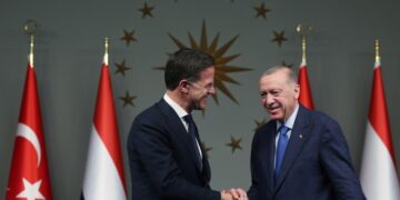Αριστερά, ο Ολλανδός πρωθυπουργός Μαρκ Ρούτε σφίγγει εγκάρδια το χέρι του Τούρκου προέδρου Ρετζέπ Ταγίπ Εργντογάν (φωτ.: ΕΡΑ/Γραφείο Τύπου Τουρκικής Προεδρίας)