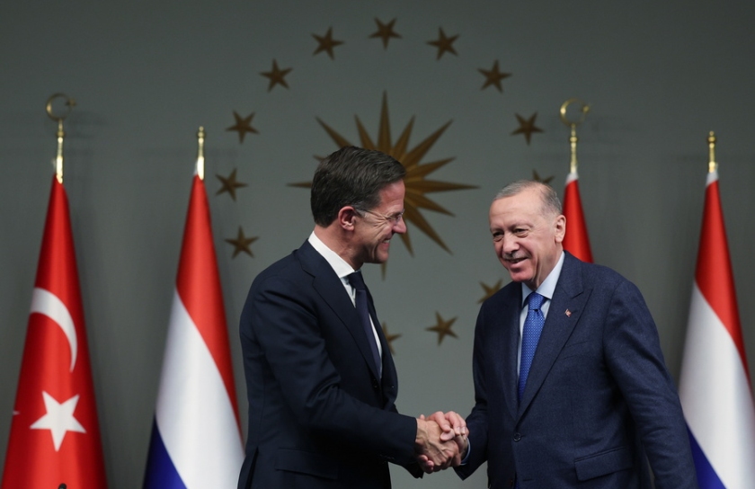 Αριστερά, ο Ολλανδός πρωθυπουργός Μαρκ Ρούτε σφίγγει εγκάρδια το χέρι του Τούρκου προέδρου Ρετζέπ Ταγίπ Εργντογάν (φωτ.: ΕΡΑ/Γραφείο Τύπου Τουρκικής Προεδρίας)