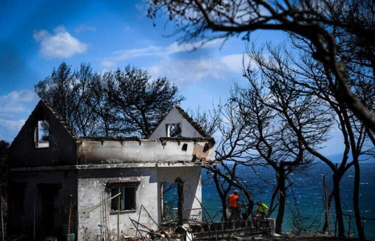 Εργασίες αποκατάστασης στο Μάτι, λίγες εβδομάδες μετά τη φονική πυρκαγιά (φωτ. αρχείου: EUROKINISSI/Μιχάλης Καραγιάννης)