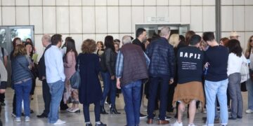 Συγγενείς θυμάτων, εγκαυματίες και πολίτες έξω από τη δικαστική αίθουσα όπου κρίθηκαν σήμερα το πρωί οι κατηγορούμενοι για τη φονική πυρκαγιά στο Μάτι (φωτ.: EUROKINISSI/Γιάννης Παναγόπουλος)
