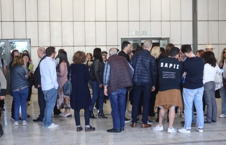 Συγγενείς θυμάτων, εγκαυματίες και πολίτες έξω από τη δικαστική αίθουσα όπου κρίθηκαν σήμερα το πρωί οι κατηγορούμενοι για τη φονική πυρκαγιά στο Μάτι (φωτ.: EUROKINISSI/Γιάννης Παναγόπουλος)