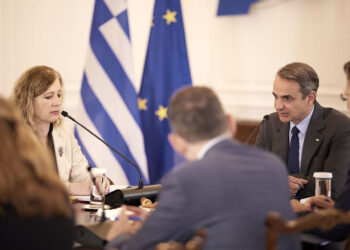Ο Κυριάκος Μητσοτάκης συνομιλεί  με την αντιπρόεδρο της Ευρωπαϊκής Επιτροπής Βέρα Γιούροβα, στο Μέγαρο Μαξίμου (φωτ.: Γραφείο Τύπου Πρωθυπουργού / Δημήτρης Παπαμήτσος)