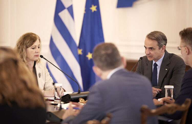 Ο Κυριάκος Μητσοτάκης συνομιλεί  με την αντιπρόεδρο της Ευρωπαϊκής Επιτροπής Βέρα Γιούροβα, στο Μέγαρο Μαξίμου (φωτ.: Γραφείο Τύπου Πρωθυπουργού / Δημήτρης Παπαμήτσος)