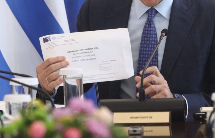 Ο φάκελος της επιστολικής ψήφου στα χέρια του Κυριάκου Μητσοτάκη (φωτ.: EUROKINISSI/Γιάννης Παναγόπουλος)