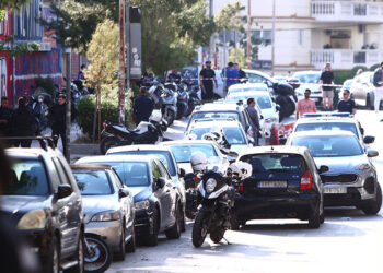 Αστυνομικοί έχουν αποκλείσει την περιοχή έξω από το σύνδεσμο του Πανιωνίου στη Νέα Σμύρνη (φωτ.: EUROKINISSI)