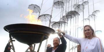 Η Τασούλα Κελεσίδου και ο Στέλιος Αγγελούδης ανάβουν το βωμό στις Ομπρέλες του Ζογγολόπουλου (φωτ.: EUROKINISSI/Μάρκος Χουζούρης)