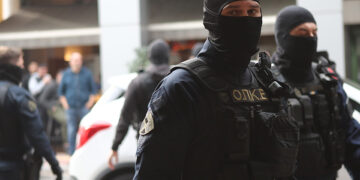 Αστυνομικοί της ΟΠΚΕ έξω από τα δικαστήρια Πειραιά (φωτ.: EUROKINISSI / Στέλιος Στεφάνου)