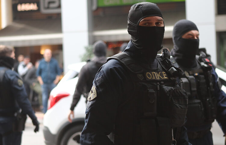 Αστυνομικοί της ΟΠΚΕ έξω από τα δικαστήρια Πειραιά (φωτ.: EUROKINISSI / Στέλιος Στεφάνου)