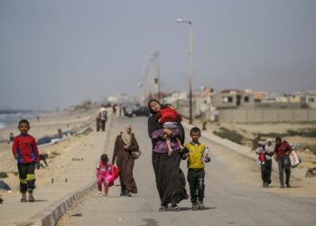 Παλαιστίνιες με τα παιδιά τους διασχίζουν τα βόρεια τμήματα της Γάζας προς το νότο, σε μια προσπάθεια να γλιτώσουν από τα ισραηλινά πλήγματα (φωτ.: EPA/Mohammed Saber)
