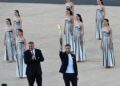 Ο πρόεδρος της Οργανωτικής Επιτροπής «PARIS 2024» Τόνι Εστανγκέ κρατά την Ολυμπιακή Φλόγα (φωτ.: EUROKINISSI/Αντώνης Νικολόπουλος)