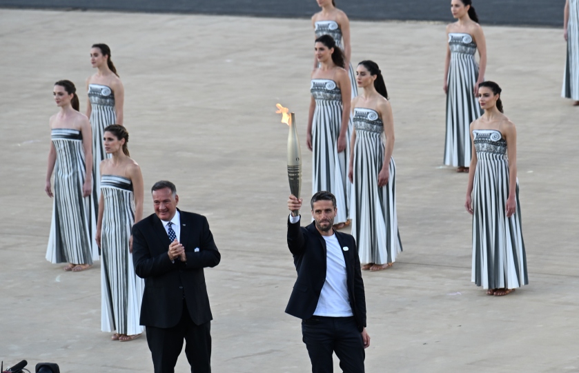 Ο πρόεδρος της Οργανωτικής Επιτροπής «PARIS 2024» Τόνι Εστανγκέ κρατά την Ολυμπιακή Φλόγα (φωτ.: EUROKINISSI/Αντώνης Νικολόπουλος)
