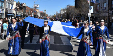 Ελληνόπουλα ποντιακής καταγωγής στην παρέλαση για την 25η Μαρτίου στο Τορόντο (φωτ.: Αρχιεπισκοπή Καναδά)