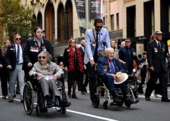 Βετεράνοι του Β’ Παγκοσμίου Πολέμου παρελαύνουν στο Σίδνεϊ, κατά την περσινή Ημέρα των ANZAC (φωτ.: EPA/Bianca De Marchi)